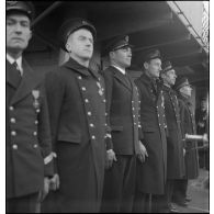 Visite de membres du gouvernement à bord du torpilleur Siroco.