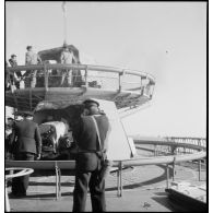 Chargement de canons d'artillerie secondaire à bord d'un bâtiment d'escadre, probablement un contre-torpilleur.