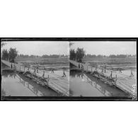 Environs de Prunay (Marne), pont de bateaux sur le canal de l’Aisne. [légende d’origine]
