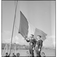 Clairons pendant l'exécution de l'hymne national au cours d'une cérémonie de lever des couleurs à bord du cuirassé Paris.