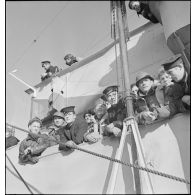 Chasseurs alpins français et marins britanniques sur un navire de la Royal Navy.