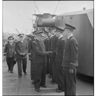 L'amiral de la flotte François Darlan, chef d'état-major de la Marine, salue les officiers du croiseur léger Emile Bertin.