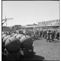 Débarquement des troupes françaises dans le port de Flessingue.