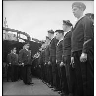 Le vice-amiral d'escadre Marcel Gensoul, commandant la Force de Raid, passe les quartiers-maîtres et marins en revue lors de son inspection du contre-torpilleur Le Malin.