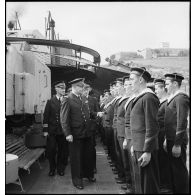 Le vice-amiral d'escadre Marcel Gensoul, commandant la Force de Raid, va passer les quartiers-maîtres et marins en revue lors de son inspection du contre-torpilleur L'Indomptable.