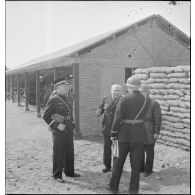 Aviateurs français devant le poste de commandement de l'amiral Abrial à Dunkerque.