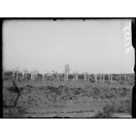 Secteur de Quennevières. Obus allemand éclatant derrière le cimetière de soldats. [légende d'origine]