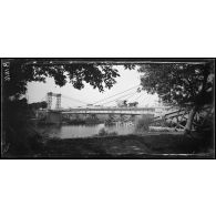Attichy (Oise) : vue panoramique du vieux pont et du nouveau. [légende d’origine]