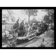 Environs de Suippes, train Decauville transportant des obus de gros calibre, les marins sont chargés du service. [légende d’origine]