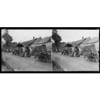 Près de Soissons (Aisne), canon de 105 mm de marine et son tracteur sur la route. [légende d’origine]