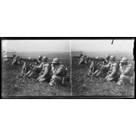 Arcis-le-Ponsard (Marne), instruction sur la mitrailleuse (131e Régiment d'infanterie), mitrailleurs exécutant un feu avec l'appareil Tissot contre les gaz. [légende d’origine]