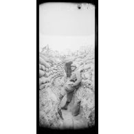 Un soldat français pose dans une tranchée. [légende d'origine]