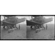 Camp anglais d'aviation. Préparatifs de départ d'un avion de bombardement. (avion Handley Page). [légende d'origine]