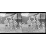 Camp anglais d'aviation. Le capitaine Digby, son bombardier et son mitrailleur qui ont effectué le dernier bombardement de Cologne. [légende d'origine]