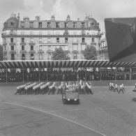 Défilé à pied. Passage d'une compagnie de l’escadron de fusiliers-commandos d’intervention de la base aérienne (BA) 726 de Nîmes-Courbessac, lors de la cérémonie militaire du 14 juillet 1974.