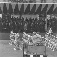Défilé à pied devant la tribune présidentielle de la musique de la Légion étrangère (MLE), lors de la cérémonie militaire du 14 juillet 1974.