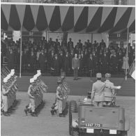 Défilé à pied devant la tribune présidentielle d'un escadron du 1er régiment étranger de cavalerie (1er REC), lors de la cérémonie militaire du 14 juillet 1974.