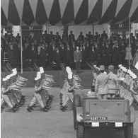 Défilé à pied devant la tribune présidentielle d'une compagnie du 2e régiment étranger (2e RE), lors de la cérémonie militaire du 14 juillet 1974.