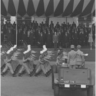 Défilé à pied devant la tribune présidentielle d'une compagnie du 2e régiment étranger (2e RE), lors de la cérémonie militaire du 14 juillet 1974.