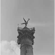 Sculpture en bronze doré d’Auguste Dumont, le Génie de la Liberté de la Bastille, ornant le sommet de la colonne de Juillet, place de la Bastille à l'occasion du 14 juillet 1974.