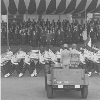 Défilé à pied devant la tribune présidentielle de la compagnie de l’école de l’air, lors de la cérémonie militaire du 14 juillet 1974.