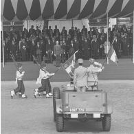 Défilé à pied devant la tribune présidentielle du drapeau et sa garde de la compagnie de l’école de l’air, lors de la cérémonie militaire du 14 juillet 1974.