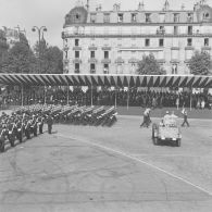 Défilé à pied. Passage d'une compagnie de l’école de l’air de Salon-de-Provence, lors de la cérémonie militaire du 14 juillet 1974.