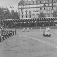 Défilé à pied. Passage du drapeau et sa garde d'une compagnie du centre d’instruction des spécialistes de l’aviation légère de l’armée de terre (CISALAT) de Nancy, lors de la cérémonie militaire du 14 juillet 1974.