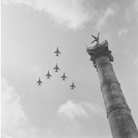 Défilé aérien des avions de combat Jaguar des forces aériennes tactiques (FATAC) de la 7e escadre de chasse (7e EC), lors de la cérémonie militaire du 14 juillet 1974.