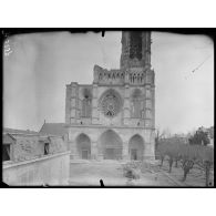 Soissons. La cathédrale, façade occidentale. [légende d'origine]