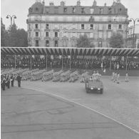 Défilé à pied. Passage du 58e régiment de commandement et transmissions (58e RCT) de Compiègne, lors de la cérémonie militaire du 14 juillet 1974.