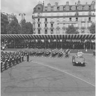 Défilé à pied. Passage d'une compagnie de l’école des fusiliers marins de Lorient, lors de la cérémonie militaire du 14 juillet 1974.