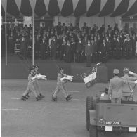 Défilé à pied devant la tribune présidentielle du drapeau  et sa garde du 58e régiment de commandement et de transmissions (58e RCT) de Compiègne, lors de la cérémonie militaire du 14 juillet 1974.