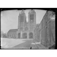 Noyon. Ancienne cathédrale, façade principale. [légende d'origine]