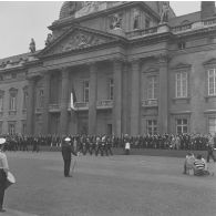 Défilé à pied devant l'Ecole militaire. Passage du drapeau et sa garde de l'école militaire de l’Air, lors de la cérémonie du 14 juillet 1977.
