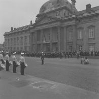Défilé à pied devant l'Ecole militaire. Passage des élèves de l'école militaire de l’Air, lors de la cérémonie du 14 juillet 1977.