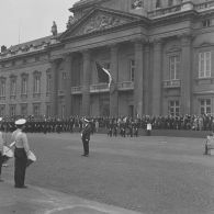 Défilé à pied devant l'Ecole militaire. Passage du drapeau et sa garde de l'école des officiers de réserve (EOR) d’Evreux, lors de la cérémonie du 14 juillet 1977.