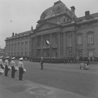 Défilé à pied devant l'Ecole militaire. Passage des élèves de l'école des officiers de réserve (EOR) d’Evreux, lors de la cérémonie du 14 juillet 1977.