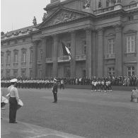 Défilé à pied devant l'Ecole militaire. Passage  du drapeau et sa garde de l'école technique de l’armée de l’air (ETAA) de Rochefort, lors de la cérémonie du 14 juillet 1977.