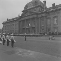 Défilé à pied devant l'Ecole militaire. Passage des élèves de l'école technique de l’armée de l’air (ETAA) de Rochefort, lors de la cérémonie du 14 juillet 1977.