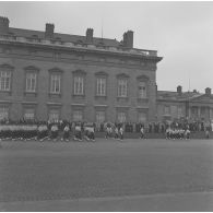 Défilé à pied devant l'Ecole militaire. Passage de l'escadron de protection et d’honneur de Saint-Cyr, lors de la cérémonie du 14 juillet 1977.