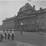 Défilé à pied devant l'Ecole militaire. Passage de la base aérienne (BA) 113 de Saint-Dizier, lors de la cérémonie du 14 juillet 1977.