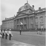 Défilé à pied devant l'Ecole militaire. Passage des élèves de l'école des fusiliers-marins de Lorient, lors de la cérémonie du 14 juillet 1977.
