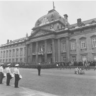 Défilé à pied devant l'Ecole militaire. Passage du groupement de fusiliers commando de l’air, lors de la cérémonie du 14 juillet 1977.