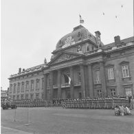 Défilé à pied devant l'Ecole militaire. Passage de régiments de la Légion étrangère, lors de la cérémonie du 14 juillet 1977. Défilé aérien des hélicoptères Puma.