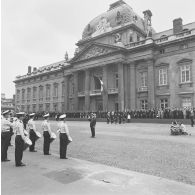 Défilé à pied devant l'Ecole militaire. Passage du drapeau et sa garde de l'école polytechnique, lors de la cérémonie du 14 juillet 1977.