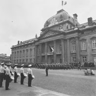 Défilé à pied devant l'Ecole militaire. Passage du drapeau et sa garde de l'école militaire interarmées (EMIA), lors de la cérémonie du 14 juillet 1977.