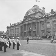 Défilé à pied devant l'Ecole militaire. Passage des élèves de l'école nationale des sous-officiers d’active (ENSOA), lors de la cérémonie du 14 juillet 1977.
