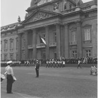 Défilé à pied devant l'Ecole militaire. Passage de Base aérienne (BA) 113 de Saint-Dizier, lors de la cérémonie du 14 juillet 1977.