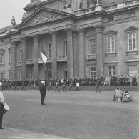 Défilé à pied devant l'Ecole militaire. Passage du drapeau et sa garde de l'école des fusiliers-marins de Lorient, lors de la cérémonie du 14 juillet 1977.